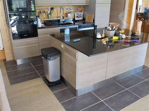 Si vous commandez ce produit, vous pouvez réserver gratuitement une camionnette pour le transport. Photo plinthes Inox sous les meubles de cuisine - Travaux de finitions - Lozere (48)