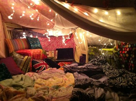 Use those items to build the outside structure of the indoor fort. blanket fort on Pinterest | Blanket Forts, Forts and ...