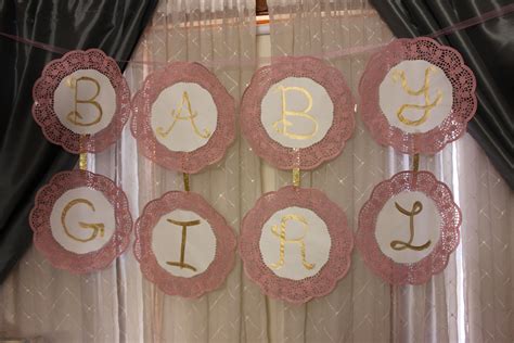Learn how to make a baby shower banner plus download a free template. DIY baby shower banner using paper doilies, ribbon and acrylic paint! (con imágenes) | Proyectos