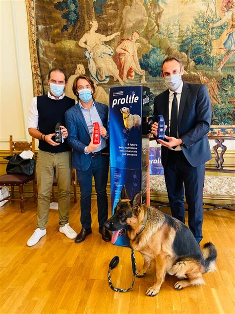 Sarebbe folle distruggere adesso quanto di buono è stato fatto finora, con tanti sacrifici. Borracce gratuite oggi e domani per i proprietari di cani ...