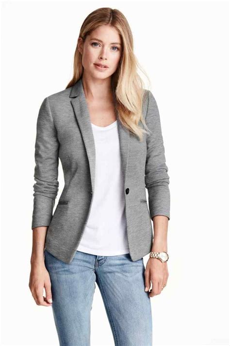 Un modèle chic au coeur de la mode senior. blazer femme original