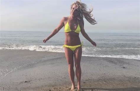Que Lacre Britney Spears Mostra As Curvas Em Vídeo Na Praia