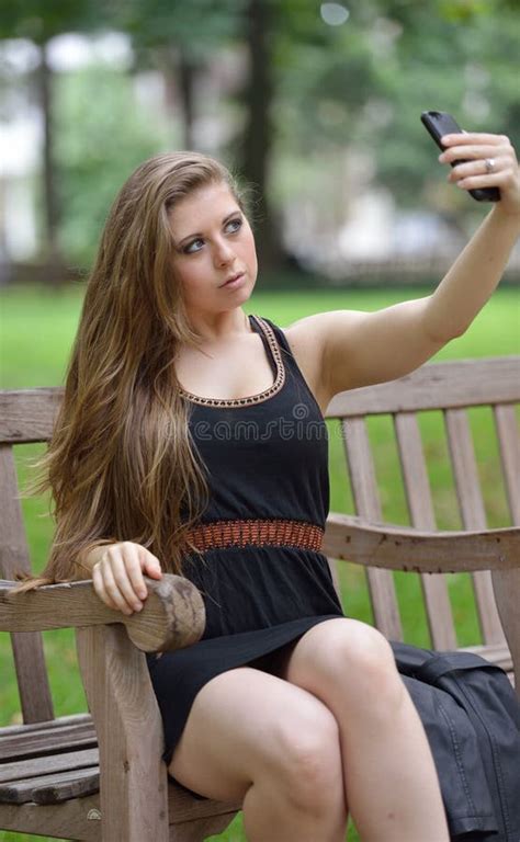 Jeune Femme Sexy Dans La Robe Noire Prenant Une Photo De Selfie Image Stock Image Du Modèle