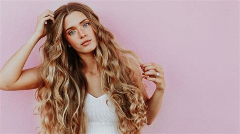 Castor oil is thought to stimulate hair growth and decrease hair loss, treat dry scalps, prevent split ends, and increase shine. 15 Curly Hair Styling Tips for Luscious Locks - Stonegirl