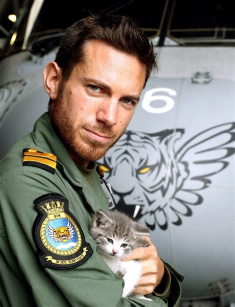 Kitten Survives Ordeal World Falls In Love With Pilot Who Saved It Metro News