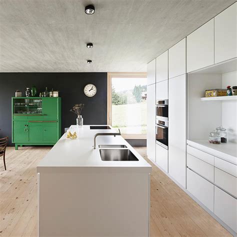 Bright white shaker kitchen cabinets are the option for the home that is looking for a shiny pop in their kitchen. Australian white matt lacquer kithen cabinet design for sale