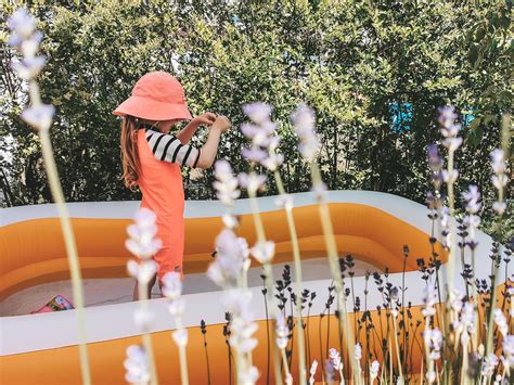 Viele familien packen die koffer oder sind schon ins auto gestiegen, um in den urlaub zu fahren. URLAUB zu HAUSE MIT KINDERN: "9 Tipps für schöne Ferien!"