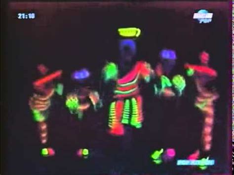 Ananas cho ka ka o cho cho cho chocolat rikiki tes petits kiwis les babas de mes baobabs cho ka ka o cho chocolat au bord de la plage y a des coquillages et des caïmans des serpents rampants du soir au matin dans tous les recoins les grands boas, les pandas les babouins les pingouins. Chaud cacao-Annie Cordy. - YouTube