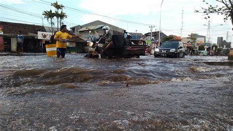 Hujan Lebat Perparah Banjir Rob di Jalur Pantura Semarang : Okezone News