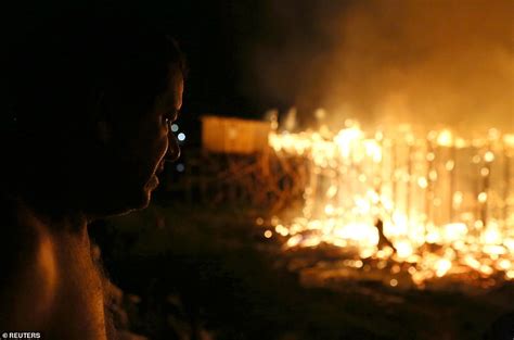 Fire Engulfs 600 Stilt Homes In Brazil City Manaus Daily Mail Online