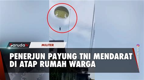 Detik Detik Penerjun Payung Tni Mendarat Di Atap Rumah Warga Youtube