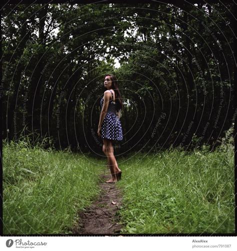 Das Mädchen im Wald ein lizenzfreies Stock Foto von Photocase