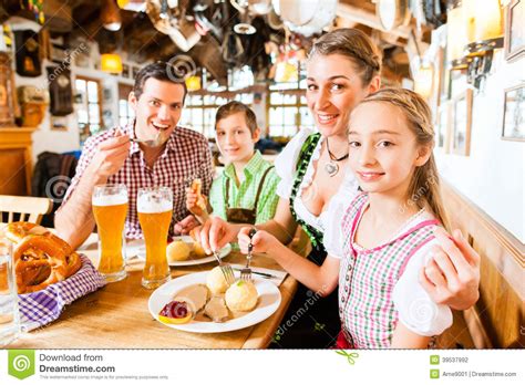 Famille Bavaroise Dans La Consommation Allemande De Restaurant Photo