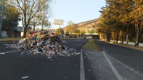 Trabajadores de la basura queman camión por falta de pagos en Toluca