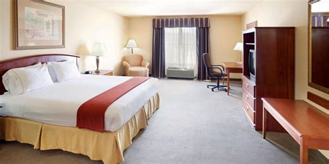 Gulf front deluxe rooms, gulf front corner suites, and inland king rooms. Holiday Inn Express & Suites