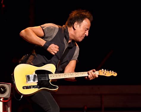 Bruce frederick joseph springsteen was born september 23, 1949 in long branch, new jersey, usa. Bruce Springsteen escribe un justificante para el colegio ...