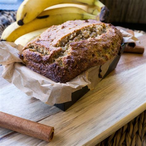 Gutes hundefutter kommt ohne getreide und füllstoffe aus. Saftiges Bananenbrot ohne Zucker & Mehl | Rezept ...