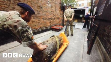 Bethnal Green Ww2 Bomb Experts Remove Unexploded Device Bbc News
