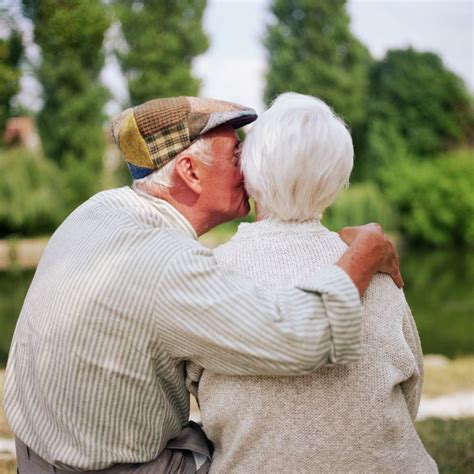 A Wifes Happiness Is Crucial To Marital Success Old Couple In Love Elderly Couples Couples