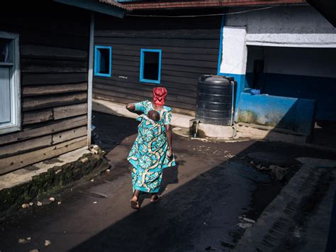 Mujeres En El Congo Son Azotadas Por Llevar Faldas Cortas