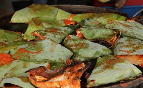 A must try place to eat during lunch time! Succulent Ikan Pari Bakar at Gerai Seri Melaka ...