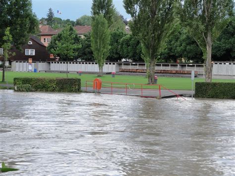 Die aare tritt im august 2005 über die ufer und überflutet das berner mattequartier. Hochwasser in Bern