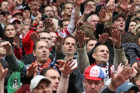 Topp tsv 1860 münchen bundesliga spieler trikot. Fanfotos: 1. FC Kaiserslautern - 1860 München 3:0 (0:0 ...