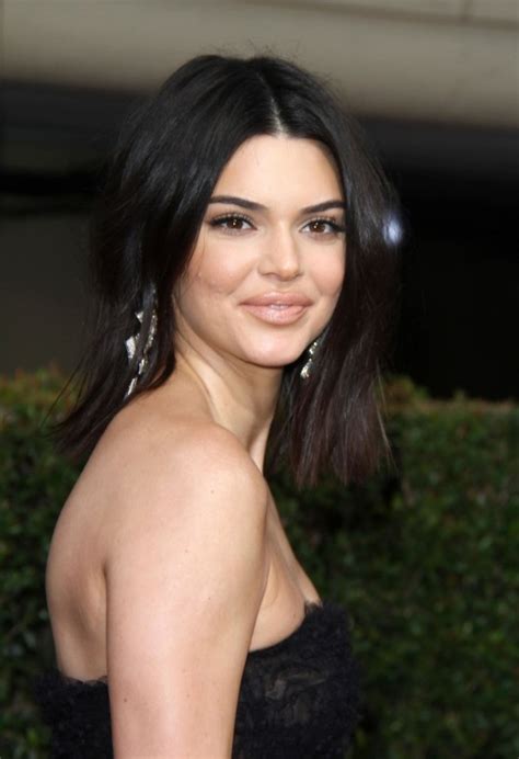 kendall jenner is proud of her acne after golden globes appearance metro news