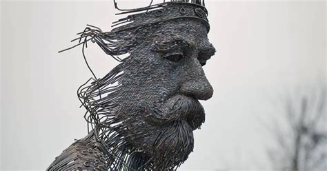 This Sculptor Bends Metal Wire Into Incredible Sculptures Of Historical