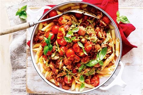 Chicken, chorizo and penne is coated in a creamy sauce with creme fraiche, garlic and sun dried tomatoes. Penne with chorizo and creamy tomato sauce