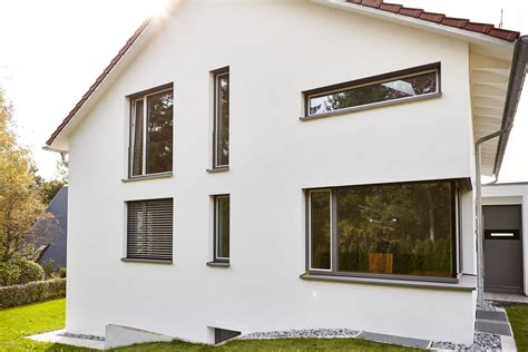 Vorbauraffstore mit dreibogenlamelle, unterputz in fassade integriert. Fenster Koch | Sonnenschutz