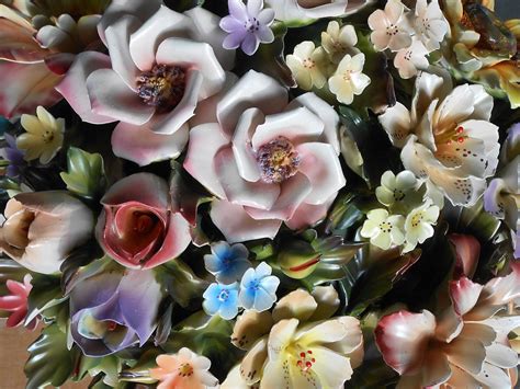 Composizione prestige con rose,anthurim,lilium,bocca di leone e fiori di stagione.un modo raffinato per ricordare una persona cara. Cesto con rose e fiori, Centrotavola in porcellana ...