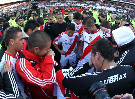 River recordó aquella coronación con una imagen de daniel passarella, capitán de la albiceleste, algo que muchos hinchas no tomaron muy bien en redes sociales. Se acerca el aniversario del descenso de river - Taringa!