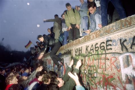 In berlin selbst sind nur noch 1,5 kilometer mauerreste zu finden, der rest wurde in alle welt verkauft. The Fall of the Berlin Wall 30 Years Ago Was Cause for ...
