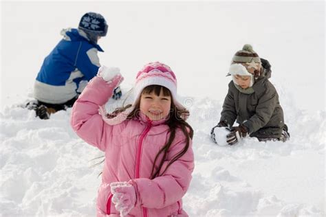 Kinder Die Im Schnee Spielen Stockbild Bild Von Kalt Zeitvertreib