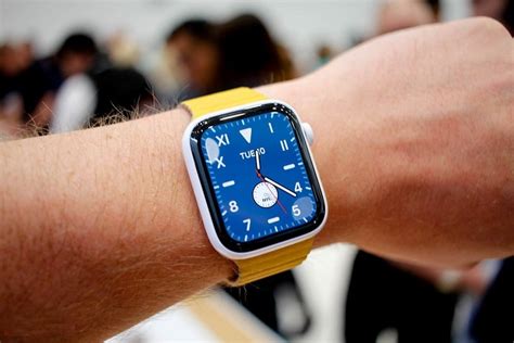 It runs on a watchos 6.0 operating system, with a 16gb internal memory and a battery life up to 12h hours. Apple Watch Series 5 40 mm Vỏ Nhôm Giá Rẻ Trả Góp 0%