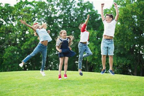 Fotos De Amistad Hermosa Niños Multiétnicos Sonríe Naturaleza