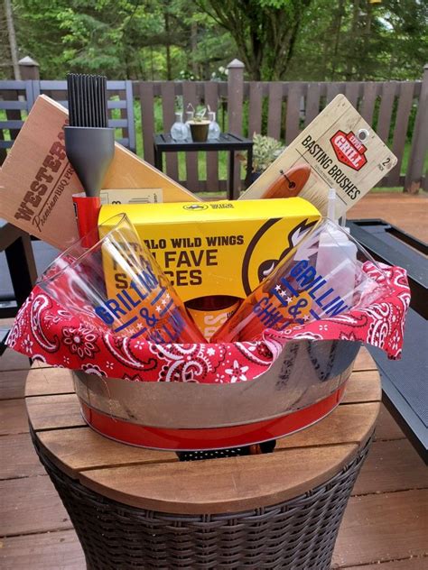 Christmas gift ideas and father's day gift ideas for the guy who'd rather be grilling! Father's Day gift basket for the grilling enthusiasts ...