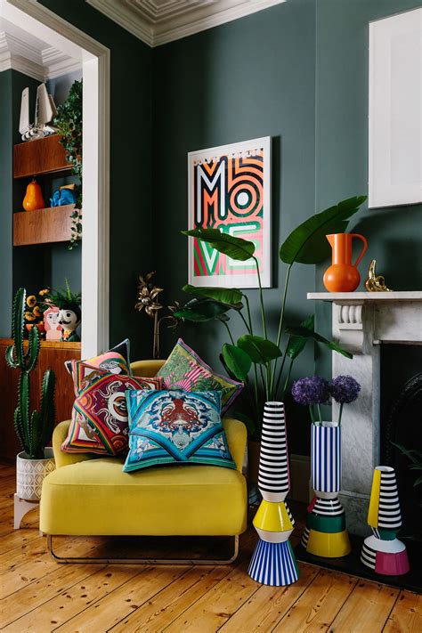 Colour Crushing In This Vibrant Living Room The Dark Walls Are Given