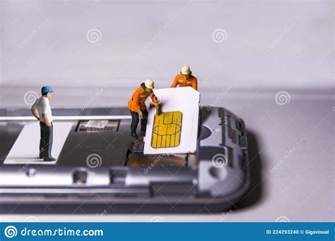 Arbeiter Entfernen Und Stecken Sim Karte In Handy Stockfoto Bild Von