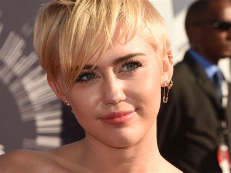 Miley Cyrus Height Weight Measurements Boyfriend Age Net Worth