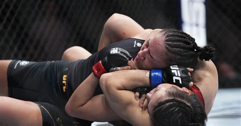 UFC Results Zhang Weili Reclaims Strawweight Title With Rear Naked