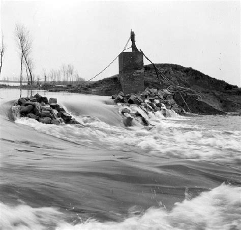 Het overgebleven binnenwatertje wordt de wiel genoemd, de algemene naam voor doorbraakkolken in het rivierengebied. History Today (48): 65 jaar geleden de... | Zeeland ...