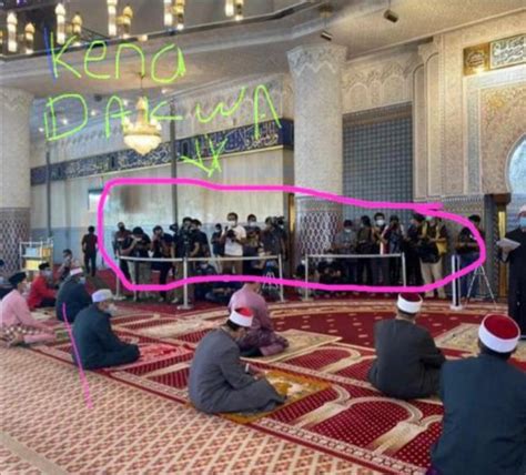 Apabila salah seorang di antara. Tular gambar petugas media bersesak dalam masjid langsung ...