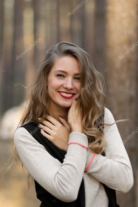 Hermosa Mujer En Un Abrigo Con Pelo Largo — Foto De Stock © Anastasija