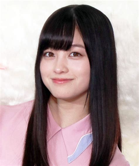 橋本環奈：オールピンクで春の装い 光沢プリーツスカートで最 ...