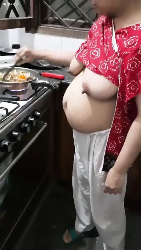 Desi schwangeres Zimmermädchen zeigt ihre Titten in der Küche xHamster