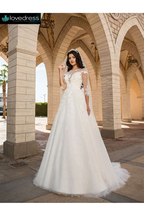 Quali sono gli accessori giusti da indossare e quale altezza si addice di più alle scarpe sposa in questa fascia d'età? Abito da Sposa lungo color bianco. Lovedress