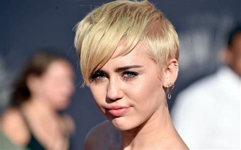 Miley Cyrus Diz Que Encontrar Alguém Para Fazer Sexo é Fácil Difícil