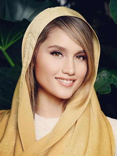 6 Potret Cantik Cinta Laura Saat Pakai Hijab Ini Bikin Pangling Hot